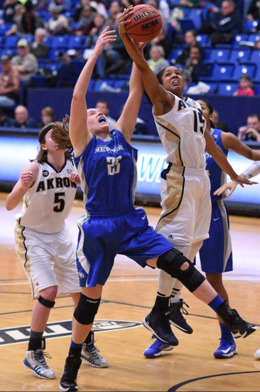 Anita Brown driving the ball into the paint and scoring an easy layup.