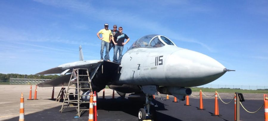Engineering+seniors+help+restore+aircraft+at+museum