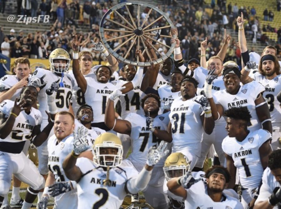 The Zips football team after winning the rivalry game in 2016. (Photo courtesy of Zips Football)
