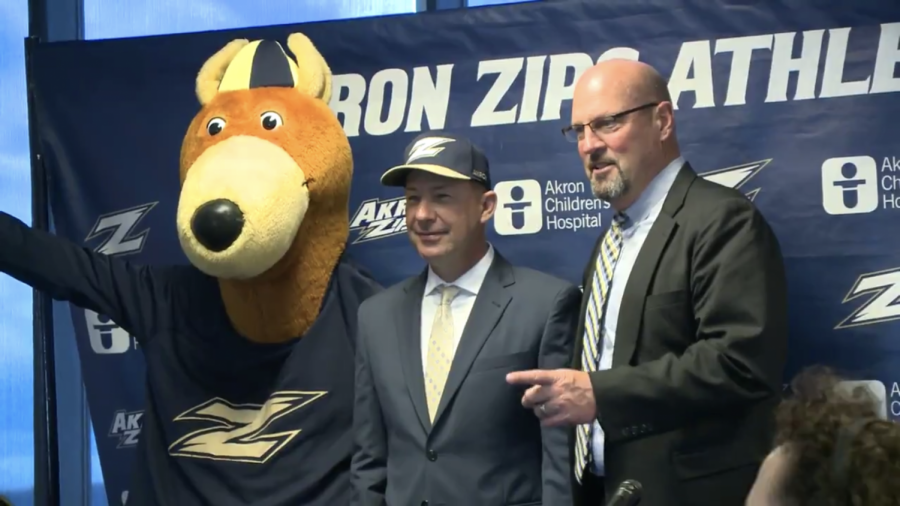 Zippy (left) and Larry Williams, Director of Athletics (right), welcome head coach Chris Sabo (center) to UA. (Image via WKYC)